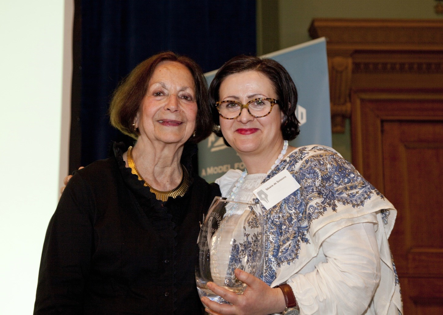Claudia Roden presenting Silvana de Soissons with the New Media of the Year Award